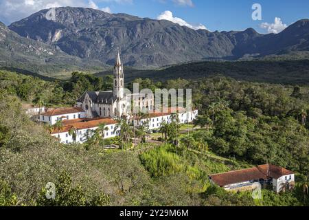 Vue aérienne du Sanctuaire Caraca avec montagnes et ciel bleu en arrière-plan, Minas Gerais, Brésil, Amérique du Sud Banque D'Images