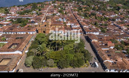 Vue aérienne rapprochée de la ville historique de Barichara, Colombie situé sur le bord d'une falaise, dans le centre de la place verte et la cathédrale Banque D'Images