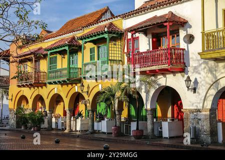 Vue rapprochée sur les bâtiments historiques colorés avec balcons et arches en plein soleil, Carthagène, patrimoine mondial de l'UNESCO Banque D'Images