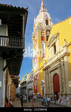 Vue sur la cathédrale de Carthagène et les bâtiments historiques par une journée ensoleillée dans la vieille ville de Carthagène, Colombie, Amérique du Sud Banque D'Images