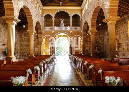 Cathédrale coloniale intérieure de l'Immaculée conception, la lumière tombe à travers la porte, Barichara, Colombie, Amérique du Sud Banque D'Images