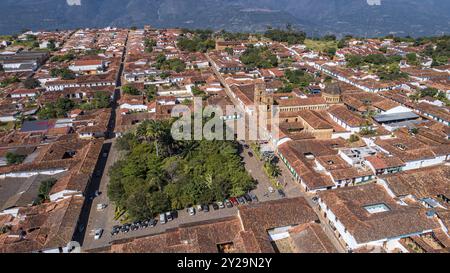 Vue aérienne rapprochée de la ville historique de Barichara, Colombie situé sur le bord d'une falaise, dans le centre de la place verte et la cathédrale Banque D'Images