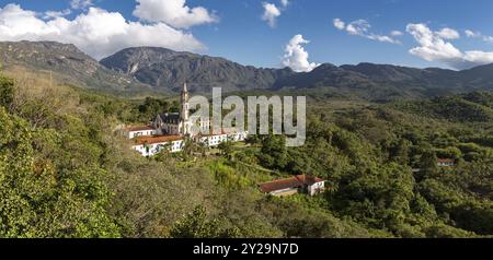 Vue aérienne panoramique de Sanctuaire Caraca avec montagnes et ciel bleu en arrière-plan, Minas Gerais, Brésil, Amérique du Sud Banque D'Images