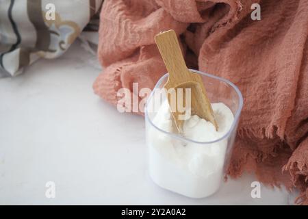 Bicarbonate de soude dans un récipient et chiffons sur la table Banque D'Images