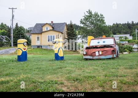 Sculpture of Minions and Tow Mater on NL 80 à Whiteway, Terre-Neuve-et-Labrador, Canada Banque D'Images