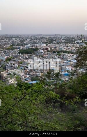 Vue sur la ville bondée avec des maisons denses en béton de Mountain Peak au crépuscule Banque D'Images