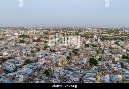 Vue sur la ville bondée avec des maisons denses en béton de Mountain Peak au crépuscule Banque D'Images