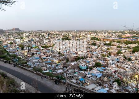 Vue sur la ville bondée avec des maisons denses en béton de Mountain Peak au crépuscule Banque D'Images