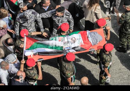 Naplouse, Palestine. 09th Sep, 2024. Des membres des forces de sécurité palestiniennes portent le corps de Aysenur Ezgi Eygi, militant turc et américain du mouvement de solidarité internationale, tué lors d'un cortège funéraire à Naplouse, en Cisjordanie occupée. Crédit : SOPA images Limited/Alamy Live News Banque D'Images