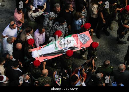 Naplouse, Palestine. 09th Sep, 2024. Des membres des forces de sécurité palestiniennes portent le corps de Aysenur Ezgi Eygi, militant turc et américain du mouvement de solidarité internationale, tué lors d'un cortège funéraire à Naplouse, en Cisjordanie occupée. Crédit : SOPA images Limited/Alamy Live News Banque D'Images