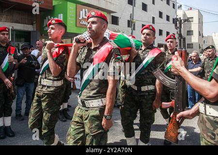 Naplouse, Palestine. 09th Sep, 2024. Des membres des forces de sécurité palestiniennes portent le corps de Aysenur Ezgi Eygi, militant turc et américain du mouvement de solidarité internationale, tué lors d'un cortège funéraire à Naplouse, en Cisjordanie occupée. Crédit : SOPA images Limited/Alamy Live News Banque D'Images