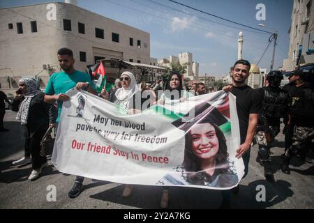 Naplouse, Palestine. 09th Sep, 2024. Des militants palestiniens lèvent une bannière et des portraits de Aysenur Ezgi Eygi, militant du mouvement de solidarité internationale turco-américain, tué lors d'un cortège funéraire à Naplouse, en Cisjordanie occupée. (Photo de Nasser Ishtayeh/SOPA images/Sipa USA) crédit : Sipa USA/Alamy Live News Banque D'Images