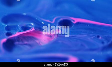 Encre à l'huile. Gel liquide. Peinture à bulles. Flou bleu rose flou émulsion de beauté rotative Whirlpool néon Spill Fluid gouttes d'eau flou fond d'art abstrait. Banque D'Images