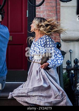 New York, New York, États-Unis. 9 septembre 2024. Et tout comme ce tournage de la saison 3 de SARAH JESSICA PARKER dans laquelle Carrie Bradshaw se tourne en tournant une scène à West Village, Manhattan. (Crédit image : © Bianca Otero/ZUMA Press Wire) USAGE ÉDITORIAL SEULEMENT! Non destiné à UN USAGE commercial ! Crédit : ZUMA Press, Inc/Alamy Live News Banque D'Images