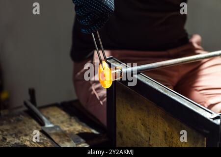 Moulage de verre fondu dans un atelier de soufflage de verre Banque D'Images