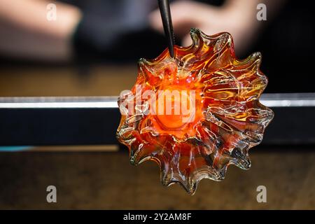 Verre fondu en forme de fleur, œuvres d'un atelier de soufflage de verre Banque D'Images