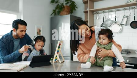 Parents, enfants et devoirs avec bébé dans la cuisine pour le lien, les soins et l'amour avec soutien dans la maison de famille. Père, mère et fille avec nourrisson Banque D'Images