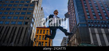 Homme d'affaires sautant dans la rue. Saut suivant et étapes. Concept d'ambitions commerciales. Stratégie de réussite de l'entreprise. Développement de la croissance créative Banque D'Images