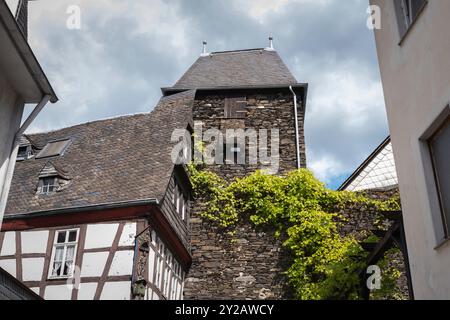 Ancien bâtiment avec tour à Cochem, Allemagne Banque D'Images