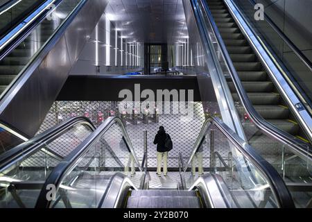 AMSTERDAM - Un passager se tient devant une station de métro fermée à la gare centrale d'Amsterdam lors d'un arrêt de travail dans le système de transport urbain d'Amsterdam. De 4 heures à 8 heures, les tramways, les autobus et les métros ne circulaient pas. le syndicat FNV a annoncé plusieurs grèves dans la semaine précédant le jour du budget. L’objectif est d’exhorter le cabinet à proposer un règlement qui permettrait aux employés d’ov de quitter le travail pénible plus tôt. ANP RAMON VAN FLYMEN pays-bas OUT - belgique OUT Banque D'Images