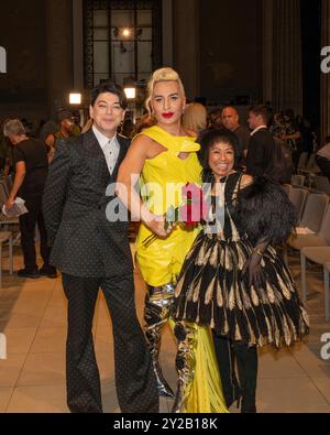 Malan Breton, Elton Ilirjani et son invité assistent à Front Row au Malan Breton NYFW SS25 Runway Show à New York, NY, le 7 septembre 2024 (photo de David Warren /Sipa? USA) crédit : Sipa USA/Alamy Live News Banque D'Images