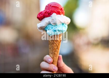 Leeuwarden - une crème glacée dans la couleur du drapeau néerlandais ; rouge-blanc-bleu. ANP / Hollandse Hoogte Venema Media pays-bas Out - belgique Out Banque D'Images