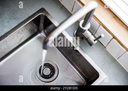 ILLUSTRATION - L'eau potable s'écoule du robinet. Les compagnies d'eau s'inquiètent de la quantité de PFAS qui finissent dans l'eau potable. On ne sait pas exactement quelles toxines sont rejetées dans le maillage. Photo : ANP / Hollandse Hoogte / Jeffrey Groeneweg pays-bas Out - belgique Out Banque D'Images