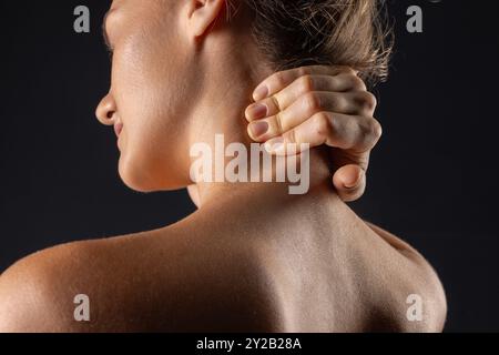 femme massant le cou en gros plan, concept de douleur cervicale avec protrusion d'ostéochondrose et hernie dans la colonne cervicale, Banque D'Images