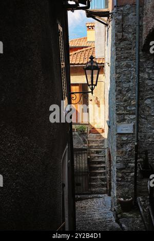 Belles rues étroites à Varenna sur les rives du lac de Côme, Italie Banque D'Images