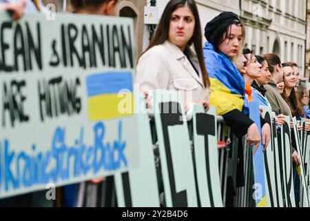 Prague, région de Prague, République tchèque. 10 septembre 2024. Des manifestants pour l'Ukraine tiennent des pancartes indiquant "fermez le ciel" ou "laissez l'Ukraine riposter", devant l'ambassade des États-Unis à Prague, en République tchèque, le 10 septembre 2024. Crédit : ZUMA Press, Inc/Alamy Live News Banque D'Images