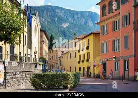 Belle vue Varenna le long de la via Venini des maisons, et la façade de la mairie et l'église de S. Marta et falaise de montagne, lac de Côme, Italie Banque D'Images