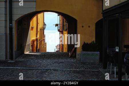 Une vue sur le lac creux et l'arche sur une belle Piazza S. Giorgio dans les rues étroites de Varenna sur les rives du lac de Côme, en Italie Banque D'Images