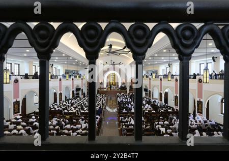 Dili, Timor Leste, le 10 septembre 2024. Le pape François rencontre le clergé, les personnes consacrées, les séminaristes et les catéchistes à la Cathédrale de l’Immaculée conception à Dili, Timor Leste, le 10 septembre 2024. Timor Leste est la troisième étape d'une tournée marathon de 12 jours dans la région Asie-Pacifique. Photo de (EV) Vatican Media/ABACAPRESS. COM Credit : Abaca Press/Alamy Live News Banque D'Images