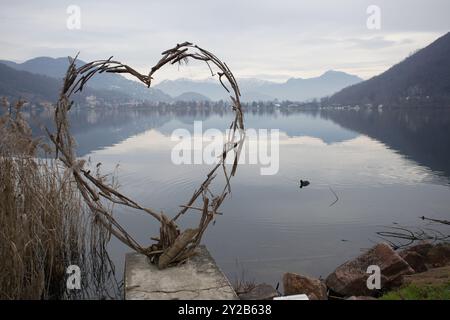 Belle décoration en forme de coeur près du lac à Lavena Ponte Tresa, Province de Varèse Italie. Banque D'Images