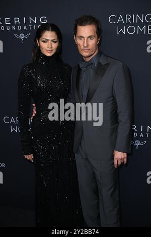 Camila Alves McConaughey (à gauche) et Matthew McConaughey assistent au dîner Caring for Women de la Fondation Kering à New York, aux États-Unis. Date de la photo : lundi 9 septembre 2024. Banque D'Images