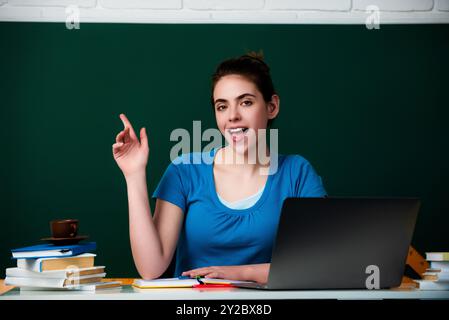 Le nouveau professeur vérifie les devoirs. Étudiante attirante ou nouvelle enseignante. Apprentissage de la langue et concept d'éducation. Jeune enseignante. Le Banque D'Images