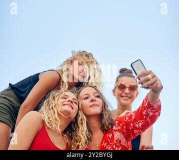 Selfie, heureux et groupe d'amis en vacances, vacances ou escapade ensemble en ville. Liaison, en plein air et les jeunes avec l'image de photographie pour Banque D'Images