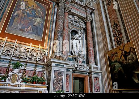 Chapelle dans l'église Gesu Nuovo (église du Nouveau Jésus) à Naples Italie Banque D'Images