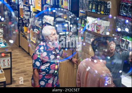 29.11.2018, Singapour, République de Singapour, Asie - les gens à l'intérieur d'un magasin qui vend des accessoires électroniques sur Orchard Road. Banque D'Images