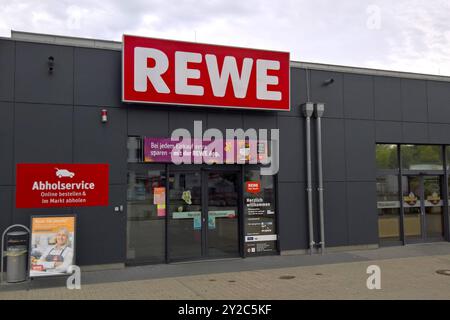 Rewe, Ableitung von Revisionsverband der Westkauf-Genossenschaften. Die REWE Markt GmbH mit Sitz in Köln ist mit rund 3600 Läden der zweitgrösste Lebensmitteleinzelhändler in Deutschland nach Edeka. Rewe ist die Stammmarke der Rewe Group. Foto : REWE Supermarkt *** Rewe, dérivé de Revisionsverband der Westkauf Genossenschaften REWE Markt GmbH, basée à Cologne, est le deuxième plus grand détaillant alimentaire en Allemagne après Edeka avec environ 3600 magasins Rewe est la marque mère du supermarché Rewe Group photo Rewe Banque D'Images