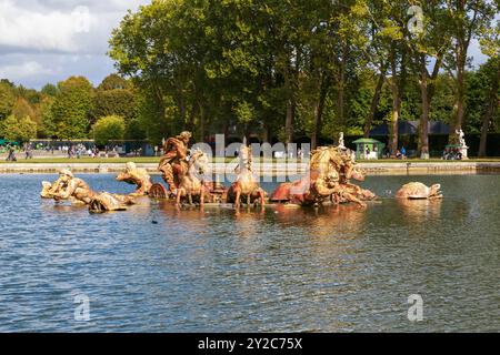 VERSAILLES, FRANCE - 8 SEPTEMBRE 2019 : C'est la Fontaine Apollon sur l'allée centrale du parc du château de Versailles. Banque D'Images