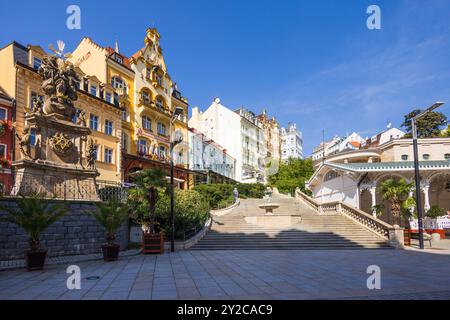 Karlovy Vary, République tchèque - 9 septembre 2024 : bâtiment historique en bois avec des sources minérales chaudes dans le centre de la ville. Banque D'Images