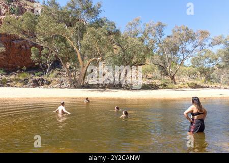 Baignade en groupe dans le trou d'eau d'Ormiston gorge, West MacDonnell Ranges, West MacDonnell National Park (Tjoritja), territoire du Nord, Australie Banque D'Images