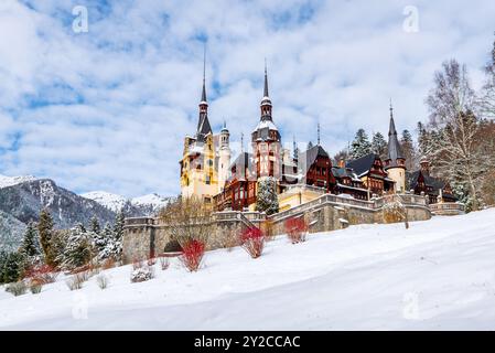 Majestueux château de Peles dans les Carpates, Sinaia, Roumanie Banque D'Images