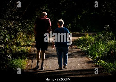 Berlin, Deutschland. 05th Sep, 2024. Photo symbolique sur le thème des retraités. Un vieux couple marche le long d'un chemin ensemble. Berlin, 5 septembre 2024 crédit : dpa/Alamy Live News Banque D'Images