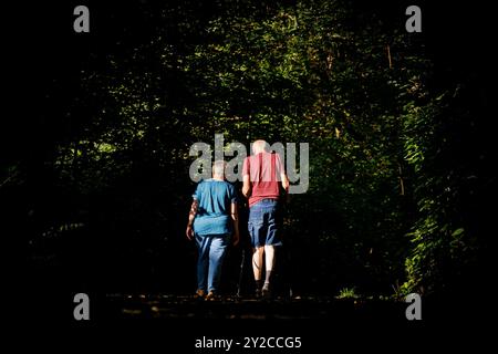 Berlin, Deutschland. 05th Sep, 2024. Photo symbolique sur le thème des retraités. Un vieux couple marche le long d'un chemin ensemble. Berlin, 5 septembre 2024 crédit : dpa/Alamy Live News Banque D'Images
