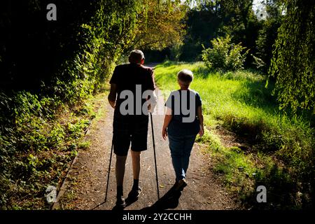 Berlin, Deutschland. 05th Sep, 2024. Photo symbolique sur le thème des retraités. Un vieux couple marche le long d'un chemin ensemble. Berlin, 5 septembre 2024 crédit : dpa/Alamy Live News Banque D'Images