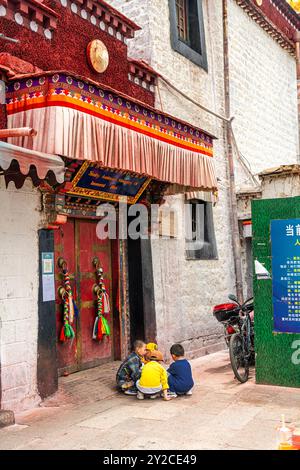 Lhassa, Tibet, Chine-30 juillet 2022 : vue de rue de la rue Baguo à Lhassa Tibet Banque D'Images