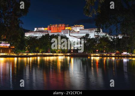 Le Palais du Potala de nuit est la plus haute altitude du monde, un magnifique bâtiment qui intègre palais, châteaux et monastères. C'est aussi la Banque D'Images