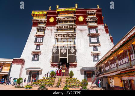 21 AOÛT 2022, TIBET, CHINE : entrée principale du Palais du Potala à Lhassa, Tibet. Ciel bleu avec espace de copie pour le texte Banque D'Images